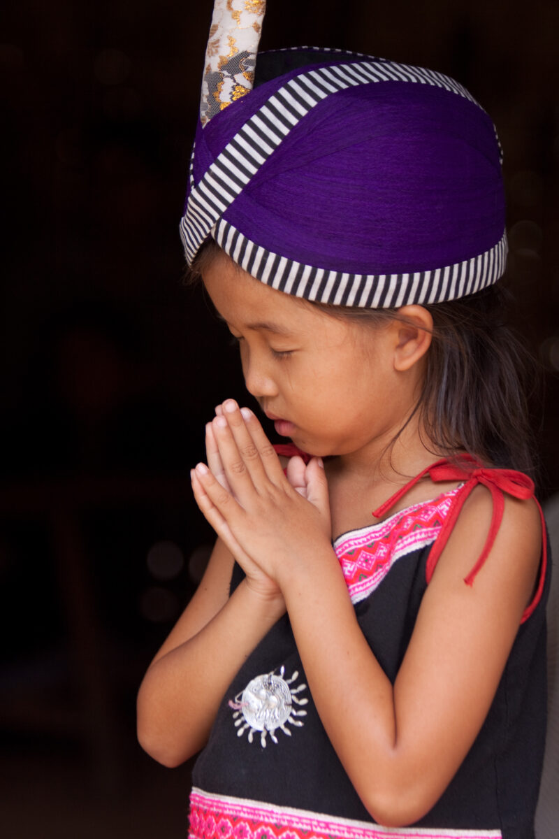 Child Prays in Laos — Ethnic girl prays, in her village in Laos — Laos, Southeast Asia, girl, child, prayer