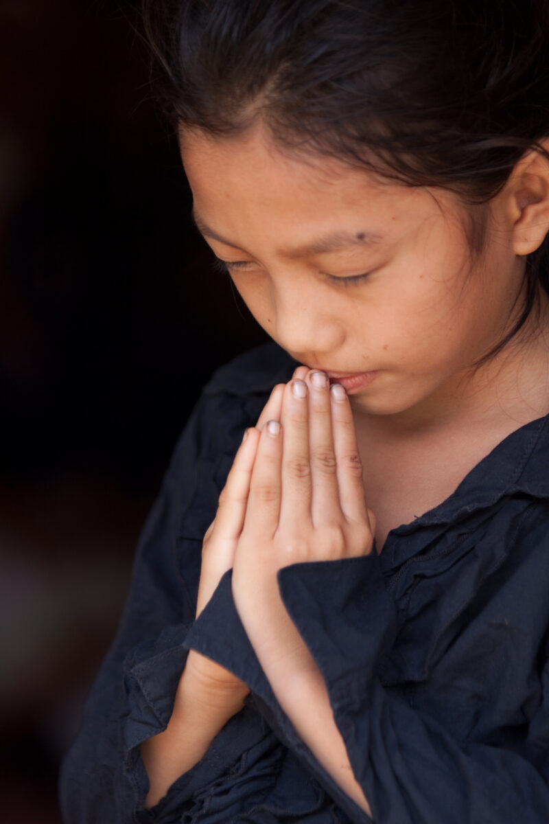 Child Prays in Laos — Ethnic girl prays, in her village in Laos — Laos, Southeast Asia, girl, child, prayer