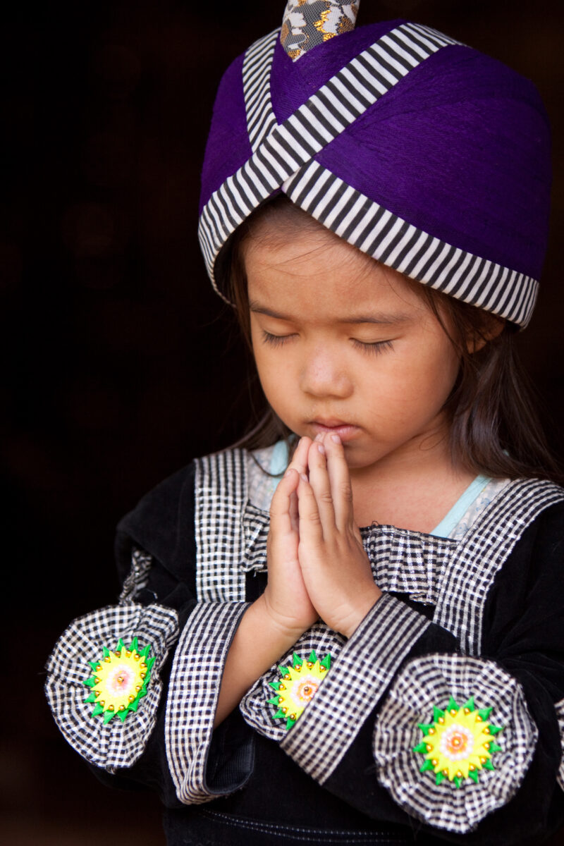 Child Prays in Laos — Ethnic girl prays, in her village in Laos — Laos, Southeast Asia, girl, child, prayer