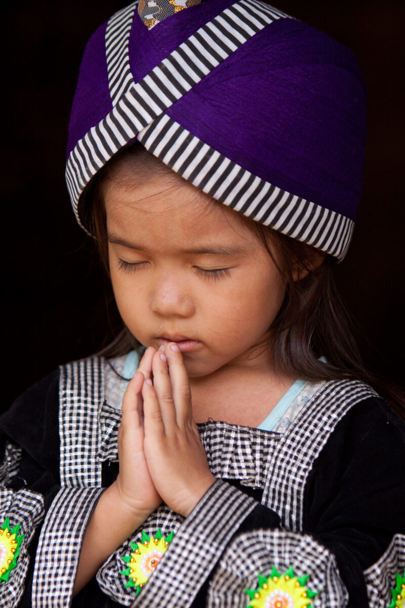 Child Prays in Laos — Ethnic girl prays, in her village in Laos — Laos, Southeast Asia, girl, child, prayer