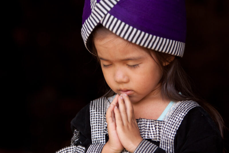 Child Prays in Laos — Ethnic girl prays, in her village in Laos — Laos, Southeast Asia, girl, child, prayer