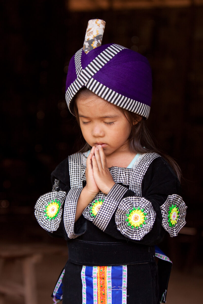 Child Prays in Laos — Ethnic girl prays, in her village in Laos — Laos, Southeast Asia, girl, child, prayer