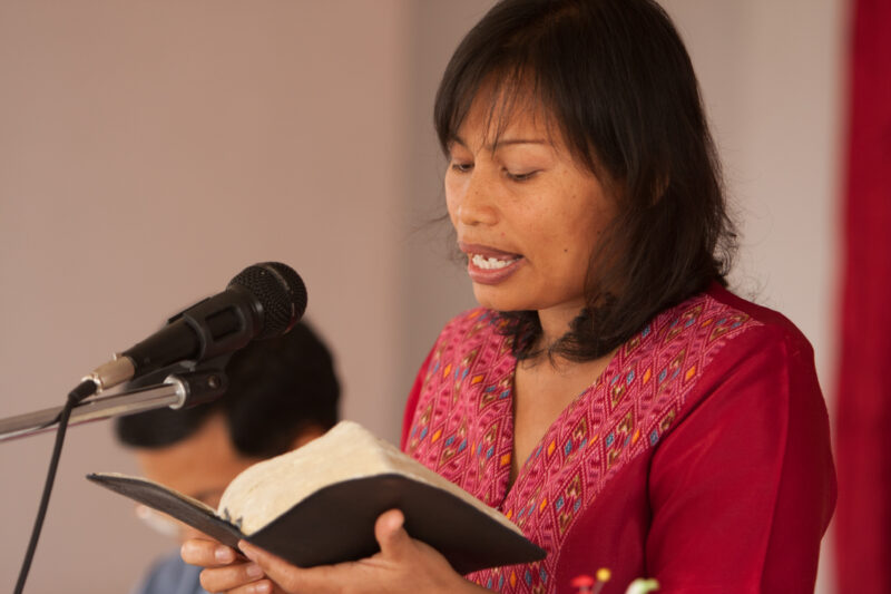 Woman Preacher in Thailand — A woman Bible worker leads out in a Bible Study group in Thailand — Woman, Thailand, Bible Worker, Bible Study, Christian