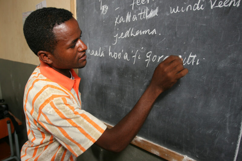 Teacher in Ethiopia — A teacher at a blackboard at an elementary school in Rural Ethiopia — Etheopia, Ethiopia, Poverty, Africa, school
