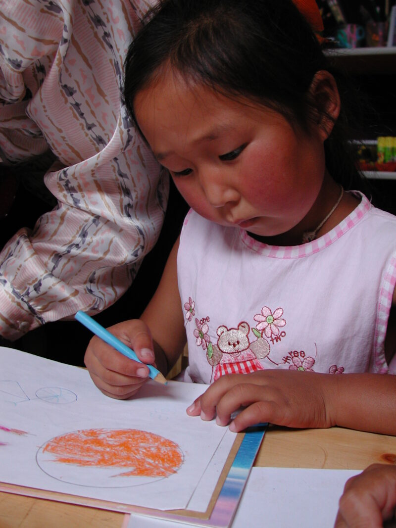 Kindergarten in Mongolia — Cute Mongolian girl goes to Kindergarten class — Mongolia, Kindergarten, School, Education, students