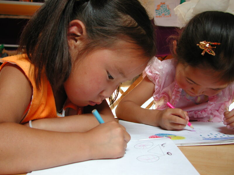 Kindergarten in Mongolia — Cute Mongolian girl goes to Kindergarten class — Mongolia, Kindergarten, School, Education, students