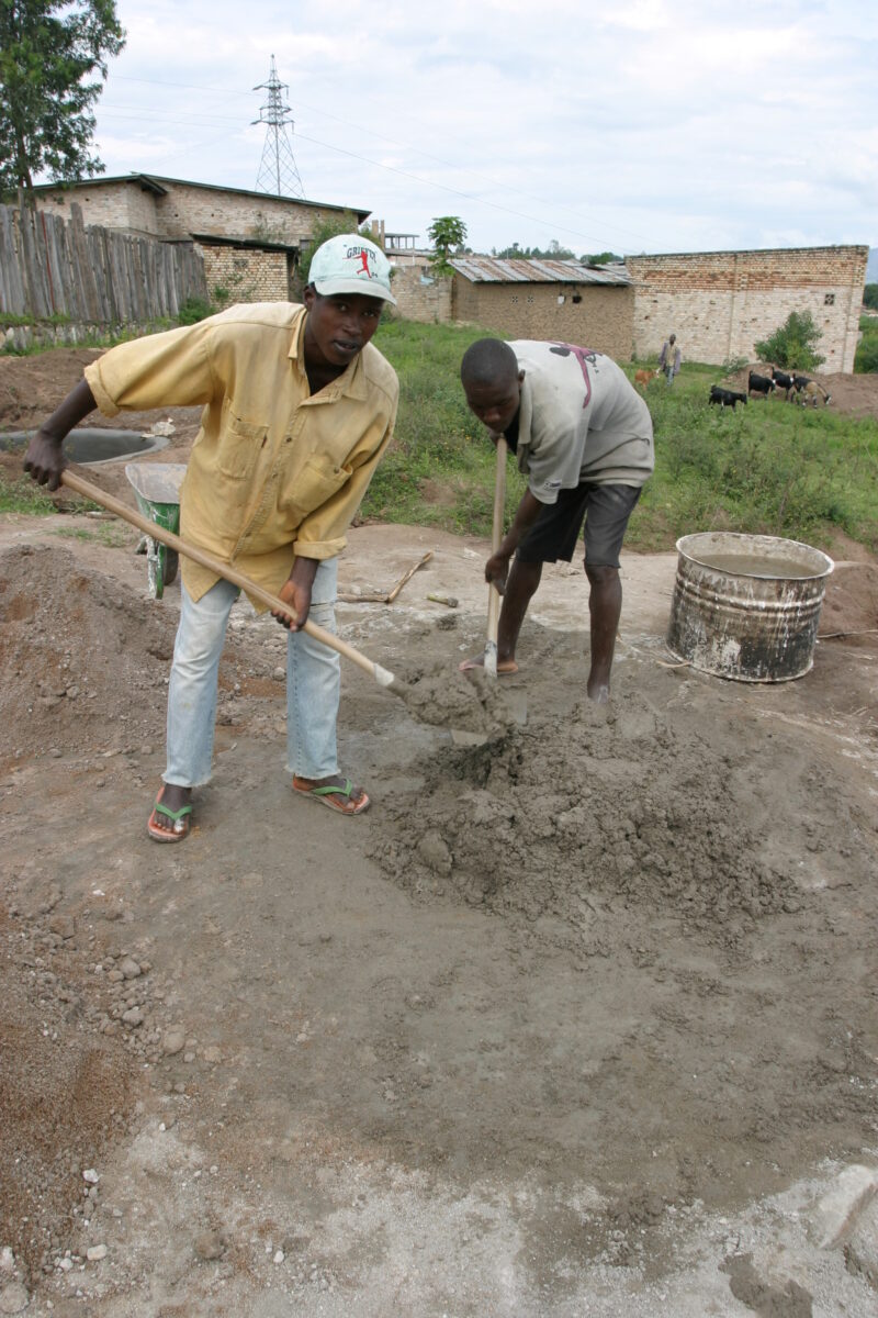 Building Schools in Rwanda — Men build schools in Rwanda on a program sponsored by CIDA and ADRA — Rwanda, Africa, ADRA, Poverty, Development