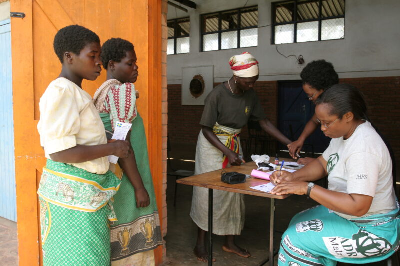 Emergency Food Distribution in Malawi — During times of natural and man-made disasters, people loose their crops, or the ability to grow food — Emergency, Di...