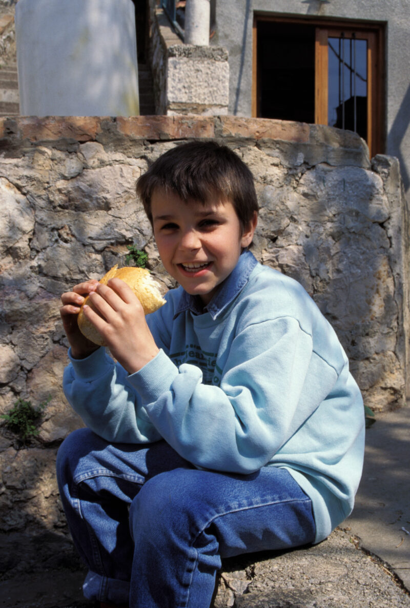 Orphans in Bosnia Eat Food provided by Canadian farmers. — Orphaned by Ethnic violence in Bosnia, children at an orphanage eat bread, thanks to a food distib...