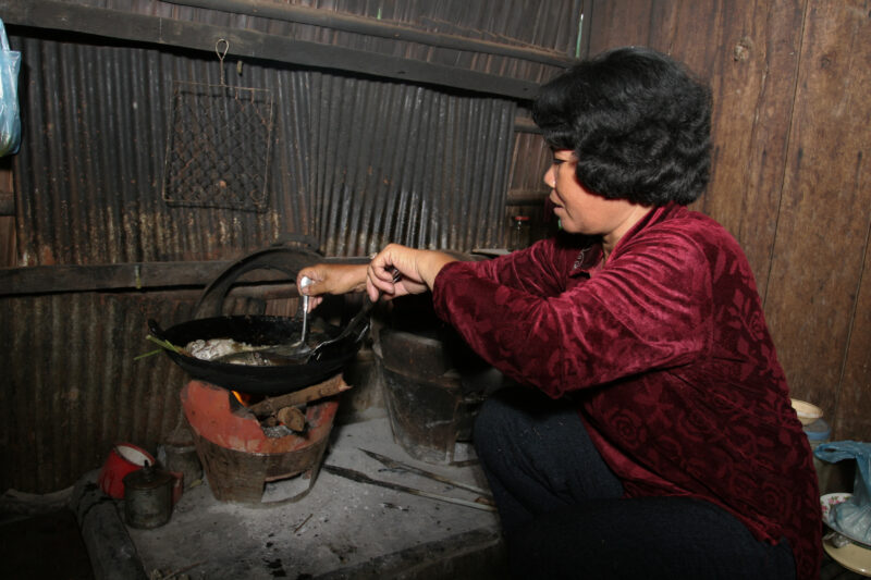Cooking the Meal in Cambodia — Cooking the Meal in a Bamboo Cambodian Kitchen: Women cook food they have just picked from the garden that ADRA taught them ho...