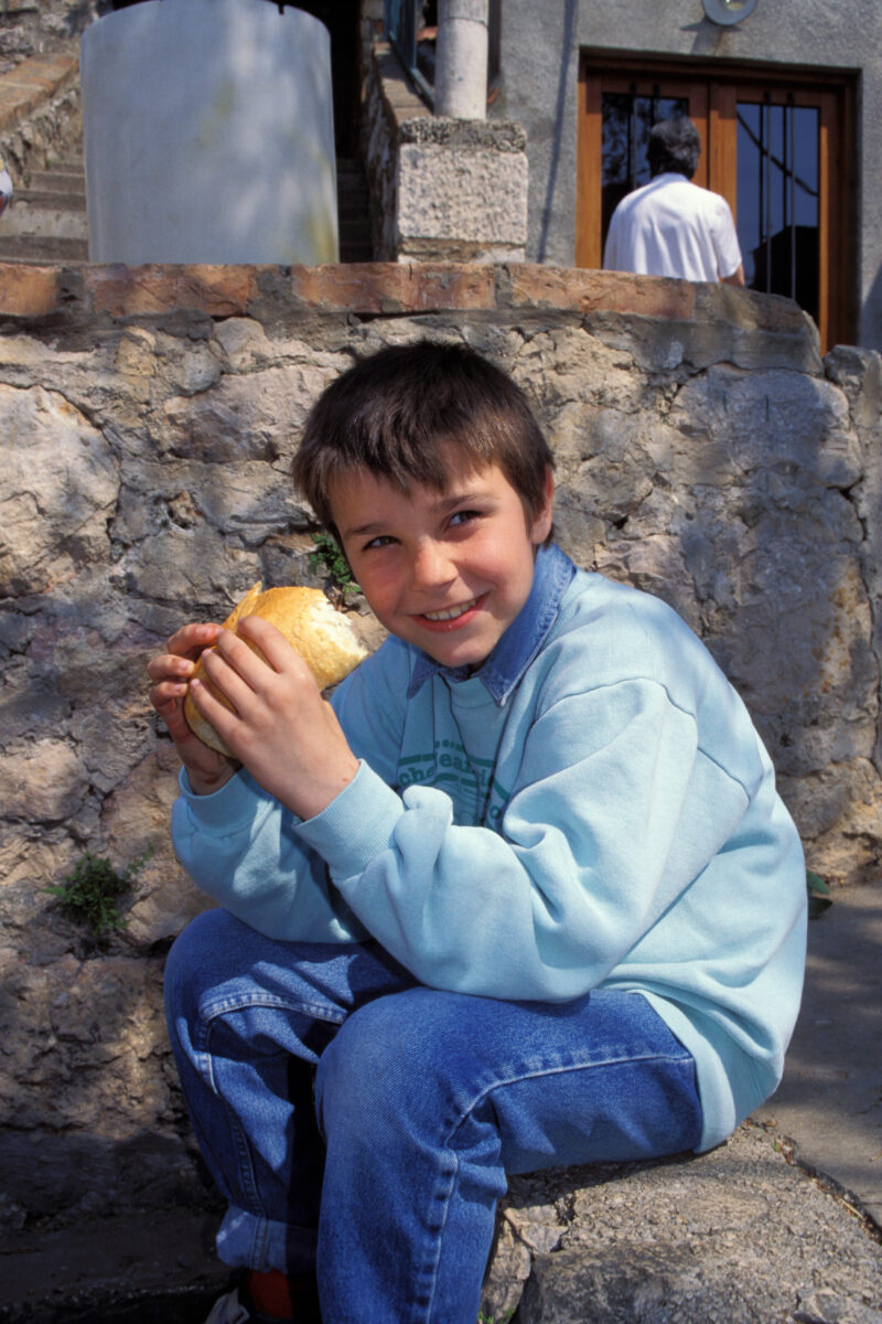 Orphans in Bosnia Eat Food provided by Canadian farmers. — Orphaned by Ethnic violence in Bosnia, children at an orphanage eat bread, thanks to a food distib...