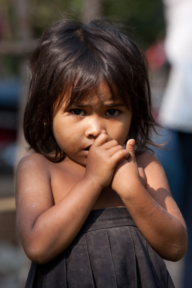 Gril in Cambodia — Stock Image of girl living in poverty in rural Cambodia — Cambodia, poverty, poor, girls, girl