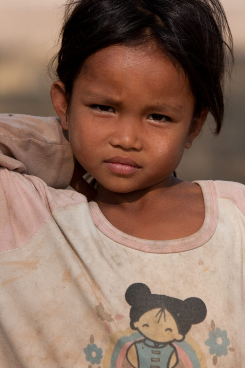 Gril in Cambodia — Stock Image of girl living in poverty in rural Cambodia — Cambodia, poverty, poor, girls, girl