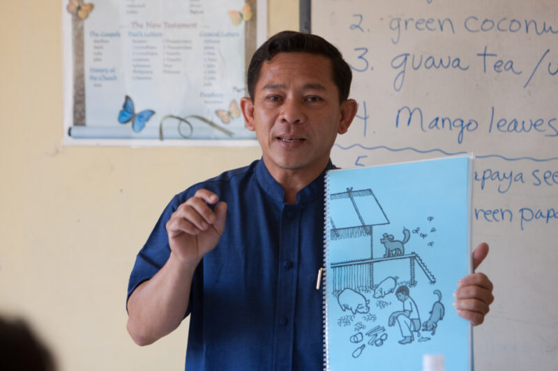 Health Education in Cambodia — Stock Images of people living in a floating village on Tonle Sap Lake, Cambodia — Cambodia, Health, health education, teacher,...