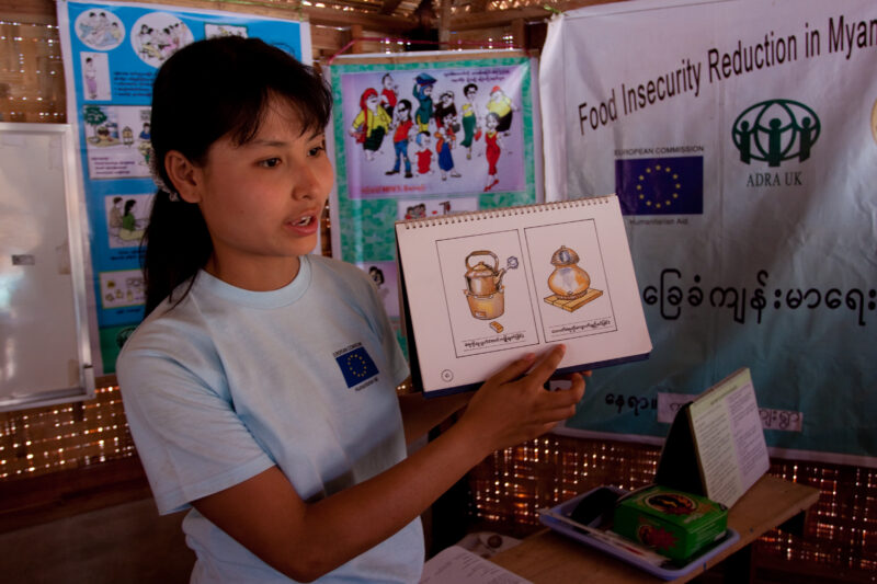 Health Education in Myanmar — Stock image of an ADRA health workerdoing health education to villagers in the dry zone of central Burma — ADRA, Burma, Myanmar...