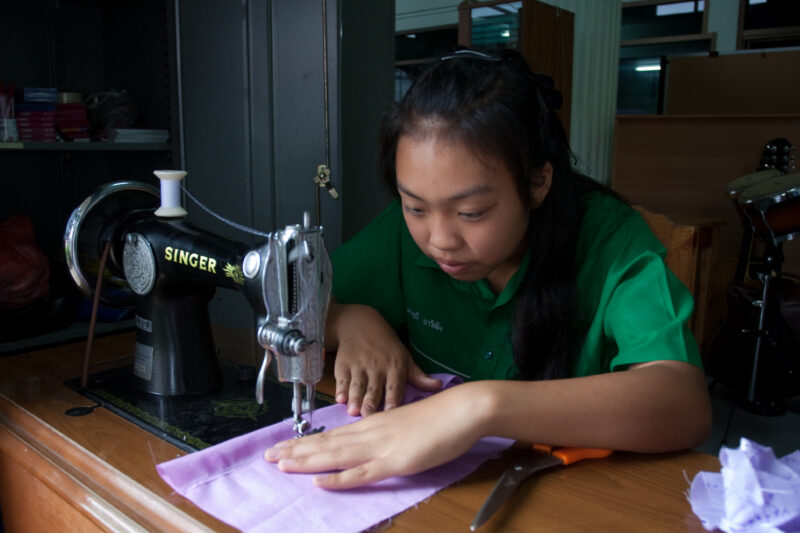 Learning to Sew in thailand — Stock image of an ethnic minority girl in Thailand learning to sew — Thailand, gilr, girls, skills training, learning to sew