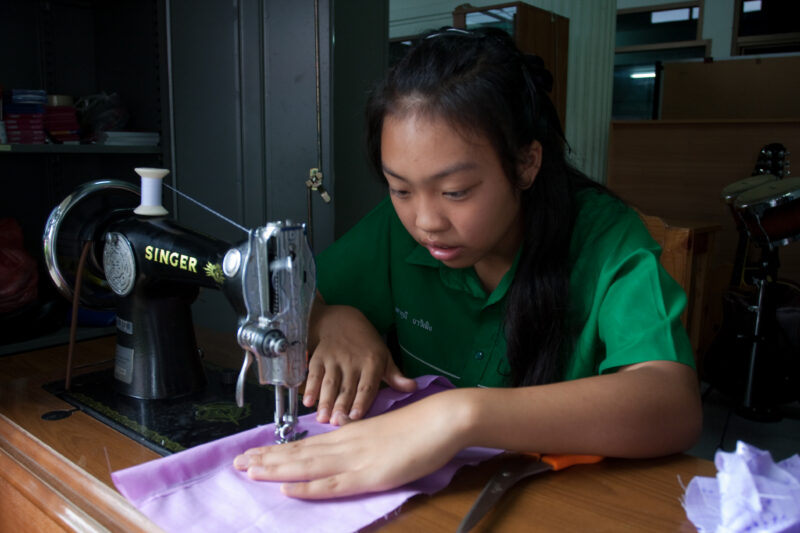 Learning to Sew in thailand — Stock image of an ethnic minority girl in Thailand learning to sew — Thailand, gilr, girls, skills training, learning to sew