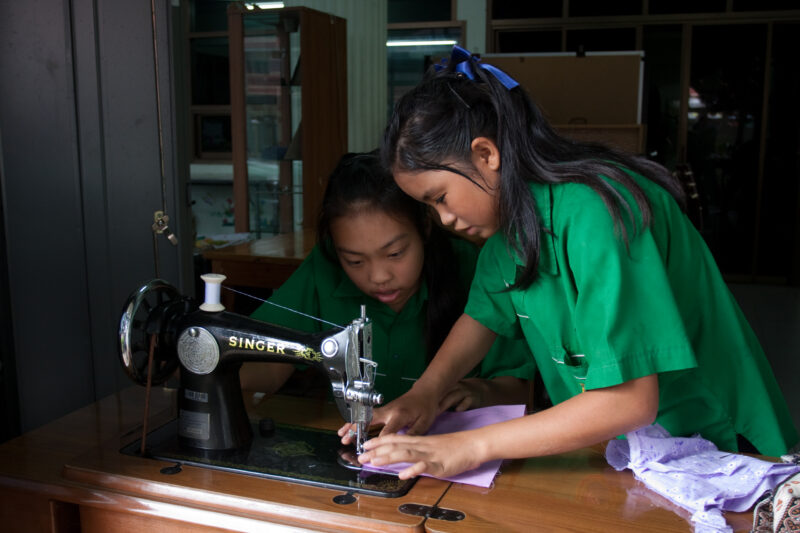 Learning to Sew in thailand — Stock image of an ethnic minority girl in Thailand learning to sew — Thailand, gilr, girls, skills training, learning to sew
