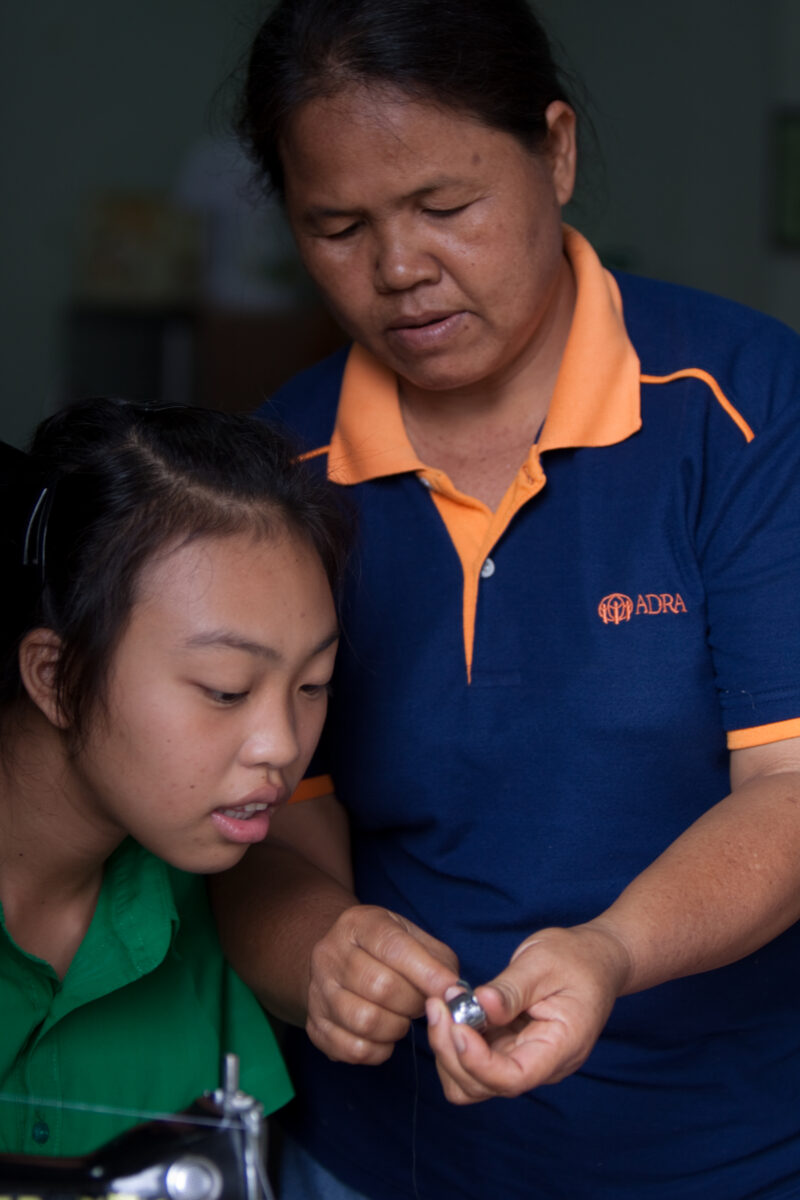 Learning to Sew in thailand — Stock image of an ethnic minority girl in Thailand learning to sew — Thailand, gilr, girls, skills training, learning to sew