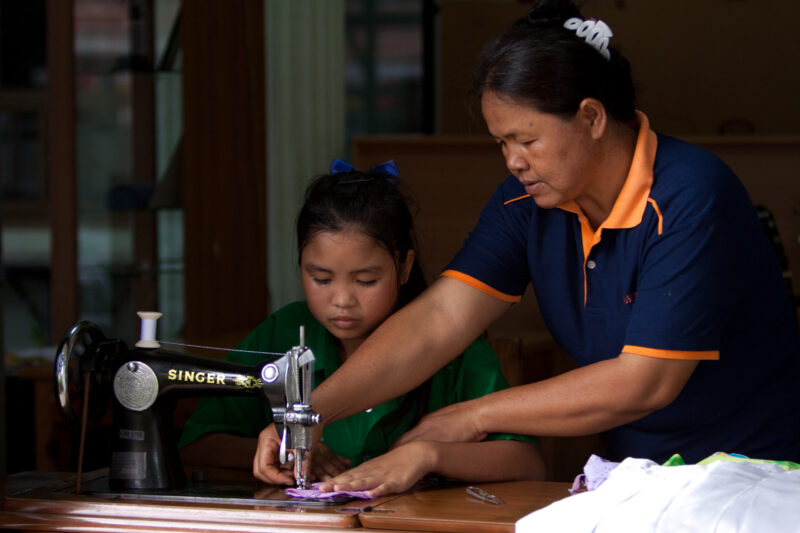 Learning to Sew in thailand — Stock image of an ethnic minority girl in Thailand learning to sew — Thailand, gilr, girls, skills training, learning to sew