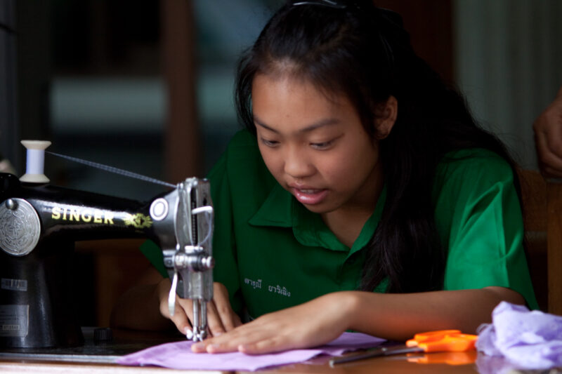 Learning to Sew in thailand — Stock image of an ethnic minority girl in Thailand learning to sew — Thailand, gilr, girls, skills training, learning to sew