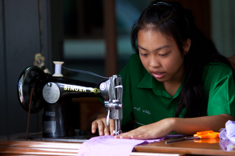 Learning to Sew in thailand — Stock image of an ethnic minority girl in Thailand learning to sew — Thailand, gilr, girls, skills training, learning to sew