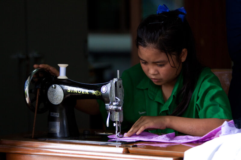 Learning to Sew in thailand — Stock image of an ethnic minority girl in Thailand learning to sew — Thailand, gilr, girls, skills training, learning to sew
