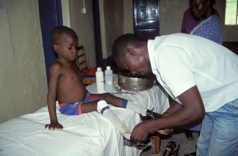 Disabled Child in Kenya — Stock image of child with disability finding hope and hepl at the Nyburi center for disabled children in Kenya. — Children, disabil...