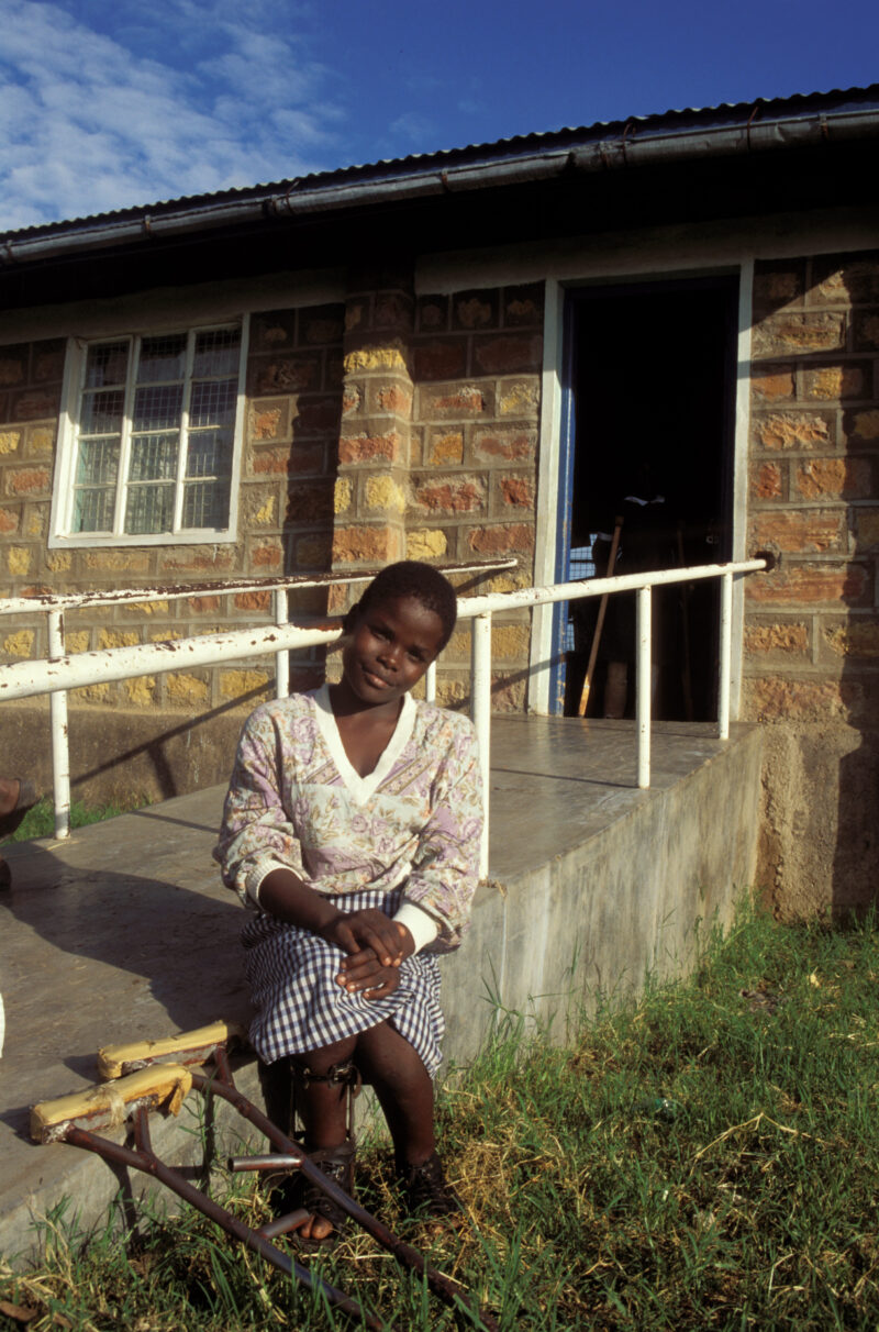 Disabled Child in Kenya — Stock image of child with disability finding hope and hepl at the Nyburi center for disabled children in Kenya. — Children, disabil...