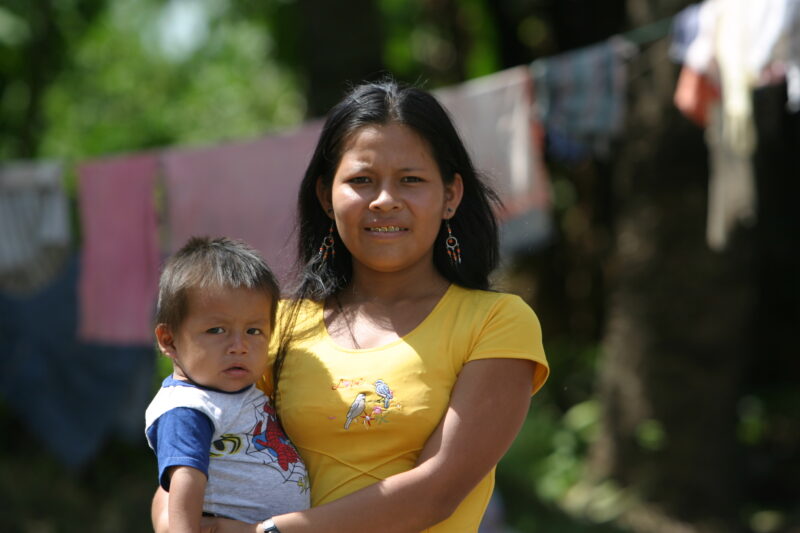 Mother and Child in Peru — Stock image of Shipibo mother and her child in a remote village in the Ucayali district of Peru — Ethnic Minority, Shipibo Indians...