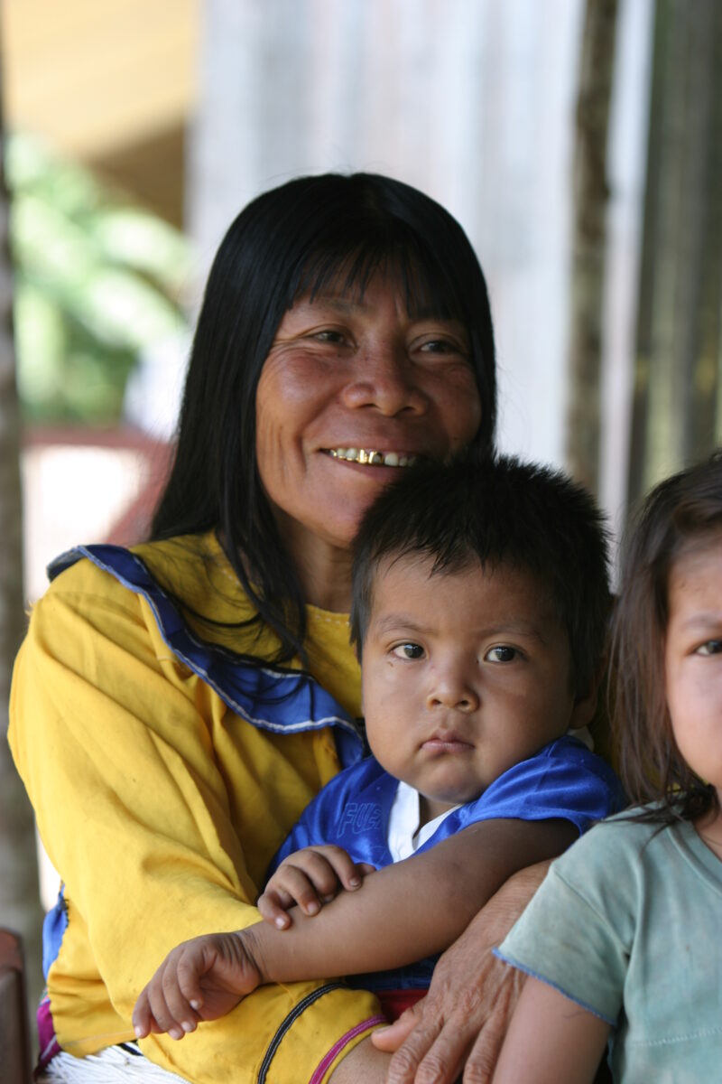 Mother and Child in Peru — Stock image of Shipibo mother and her child in a remote village in the Ucayali district of Peru — Ethnic Minority, Shipibo Indians...