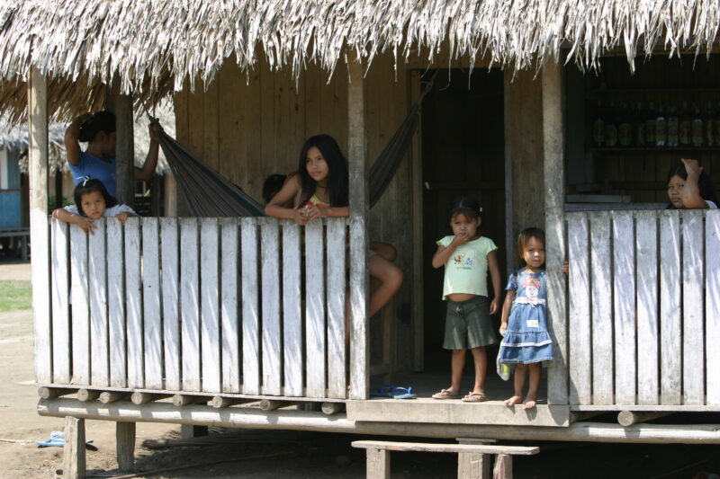 Children in Peru — Children gather at a village store in Peru — Ethnic Minority, Shipibo Indians, Ucayali River, Peru, Amazon