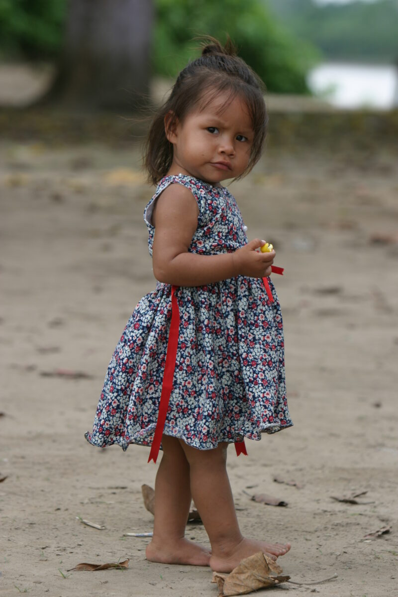 Shipibo Girl in Peru — Stock image of young Shipibo Indian girl in her village in Peru. — Ethnic Minority, Shipibo Indians, Ucayali River, Peru, Amazon