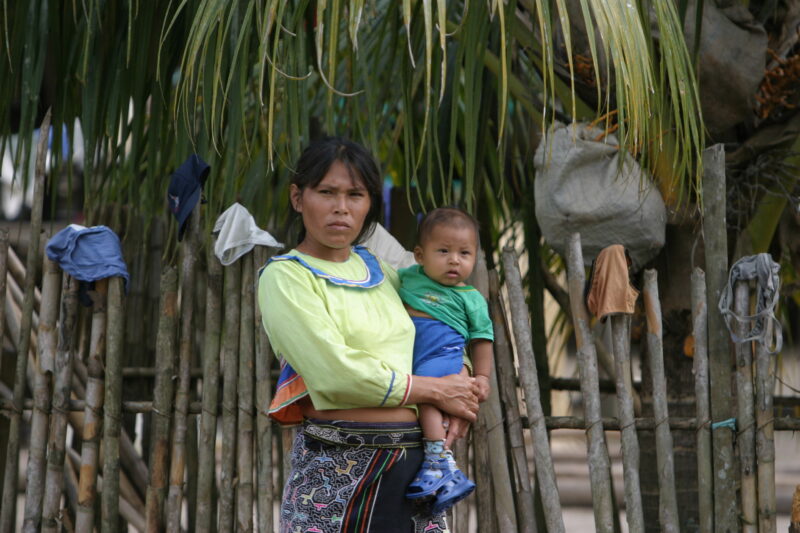 Mother and baby in Shipibo Village — Mother and her baby in a Shipibo Ethnic minority village in Peru — Ethnic Minority, Shipibo Indians, Ucayali River, Peru...