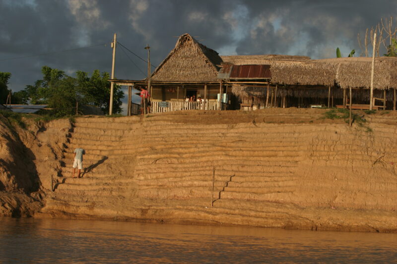Village on A Riverbank in Peru — Amerindian village perched on the banks of the Ucayali River in Peru — Ethnic Minority, Shipibo Indians, Ucayali River, Peru...
