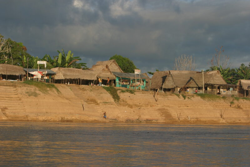 Village on A Riverbank in Peru — Amerindian village perched on the banks of the Ucayali River in Peru — Ethnic Minority, Shipibo Indians, Ucayali River, Peru...