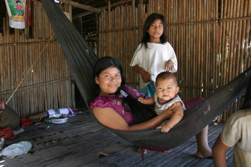Shipibo Children in Peru — Stock image of Shipibo ethnic minority children in their village in Peru — Ethnic Minority, Shipibo Indians, Ucayali River, Peru, ...