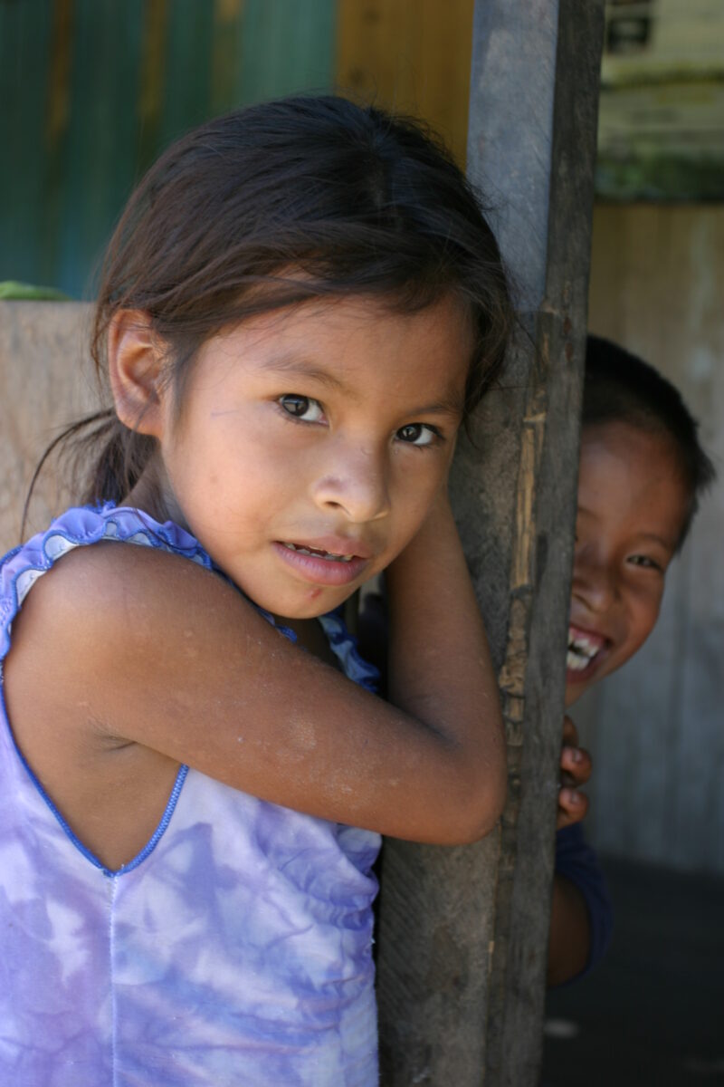 Shipibo Children in Peru — Stock image of Shipibo ethnic minority children in their village in Peru — Ethnic Minority, Shipibo Indians, Ucayali River, Peru, ...