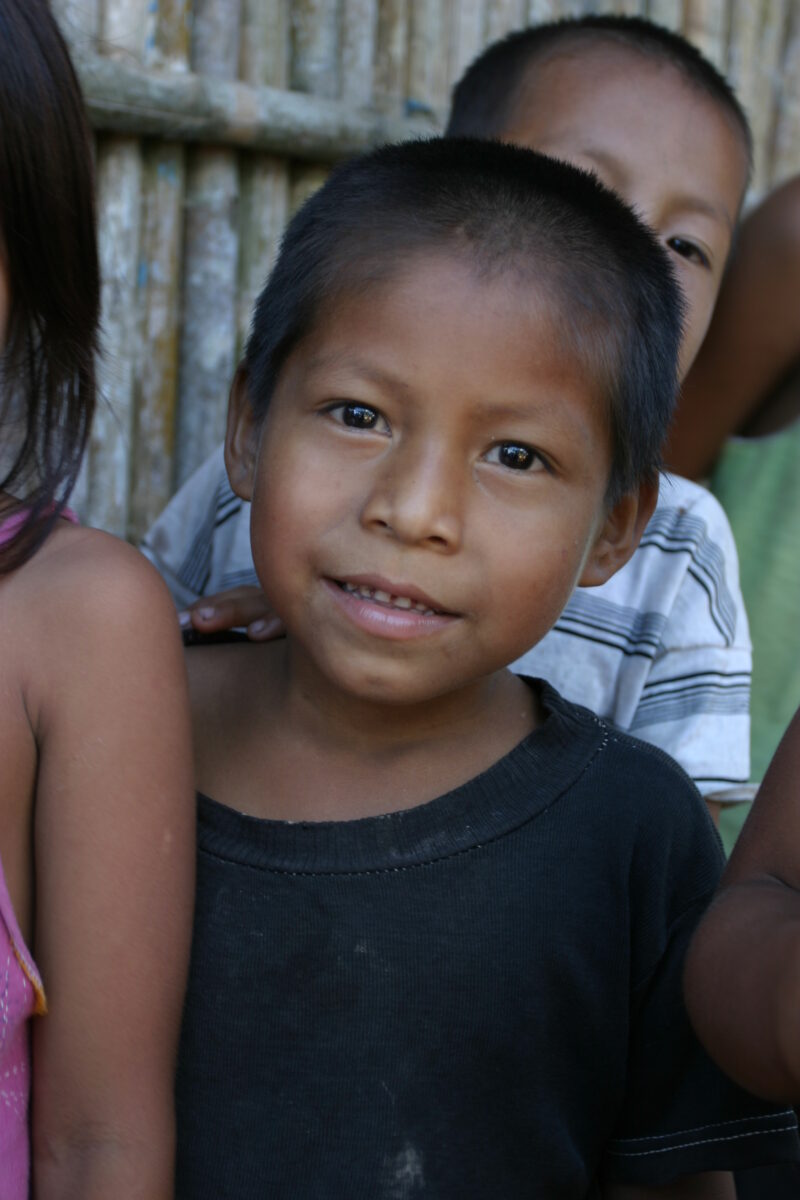 Shipibo Children in Peru — Stock image of Shipibo ethnic minority children in their village in Peru — Ethnic Minority, Shipibo Indians, Ucayali River, Peru, ...