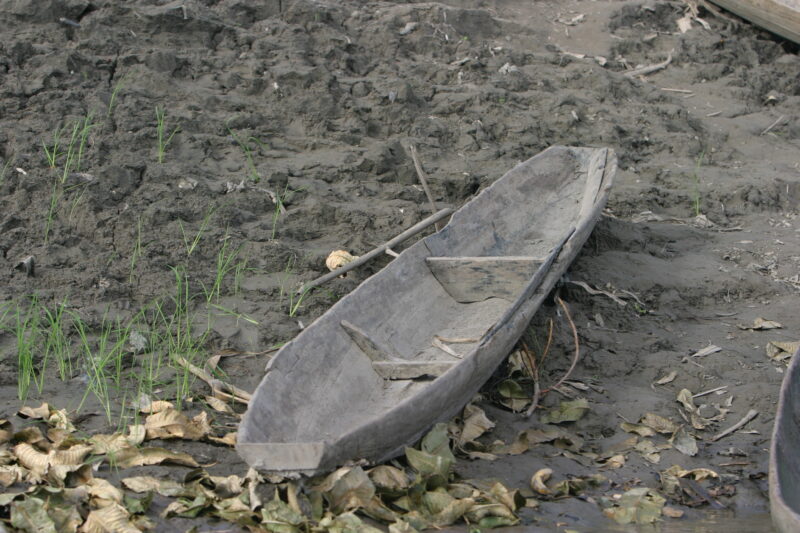 Dugout canoe on Shore in Peru — Ethnic Minority, Shipibo Indians, Ucayali River, Peru, Amazon