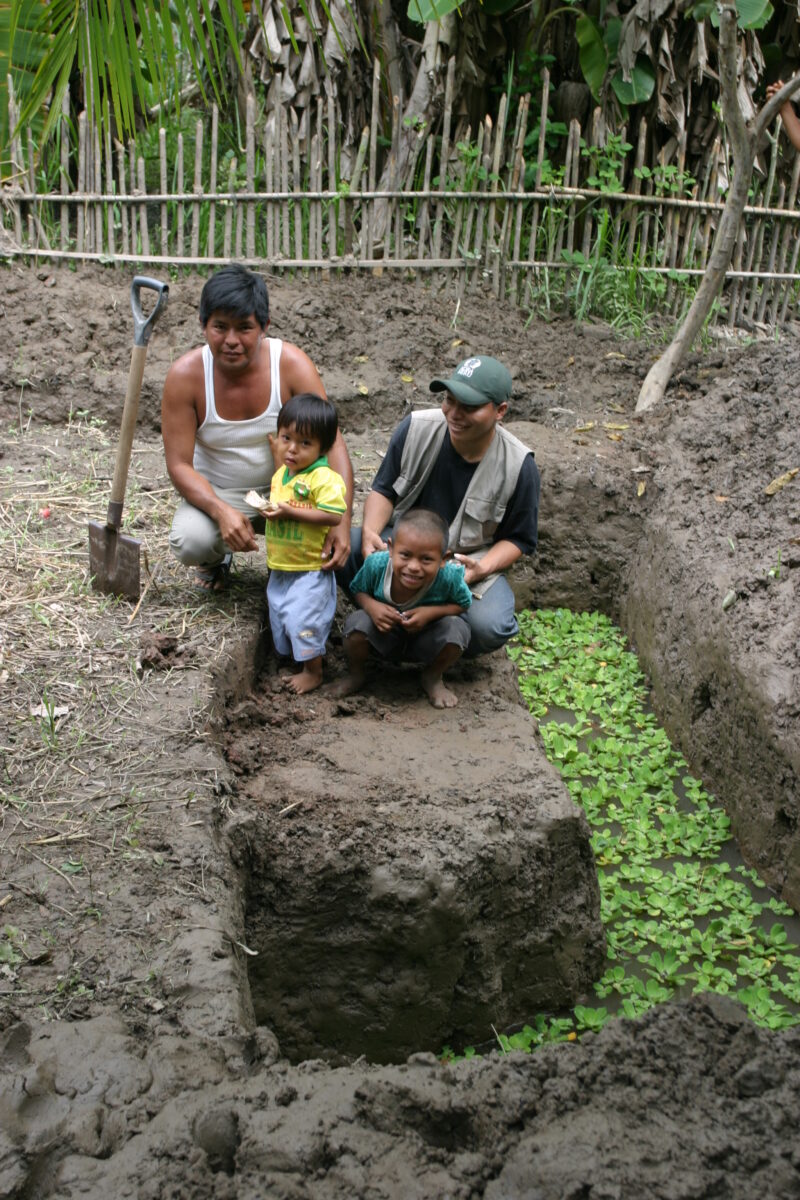 Digging out a Fish Pond in Peru — Man takes a break from his work of digging out a small fish pond in Peru — Ethnic Minority, Shipibo Indians, Ucayali River,...