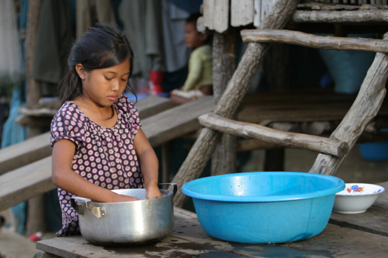 Washing the Dishes in Cambodia — Girl in Cambodia washes Dishes — Cambodia, washing Dishes, water, uses of water, girl