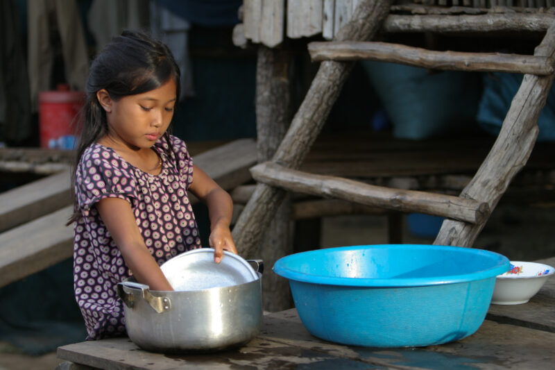 Washing the Dishes in Cambodia — Girl in Cambodia washes Dishes — Cambodia, washing Dishes, water, uses of water, girl