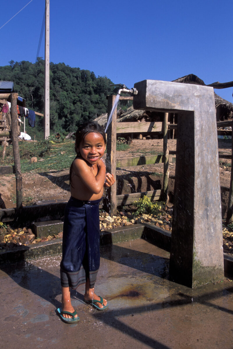Washing Up in Laos — Washing up at the gravity fed tap, in an ethinic village in northern Laos — Laos, water, well, tap, gravity fed