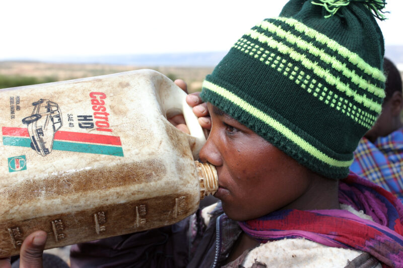 Drinking water in Tanzania — Getting a drink from the water tap in Hanang — Tanzania, Africa, Hanang