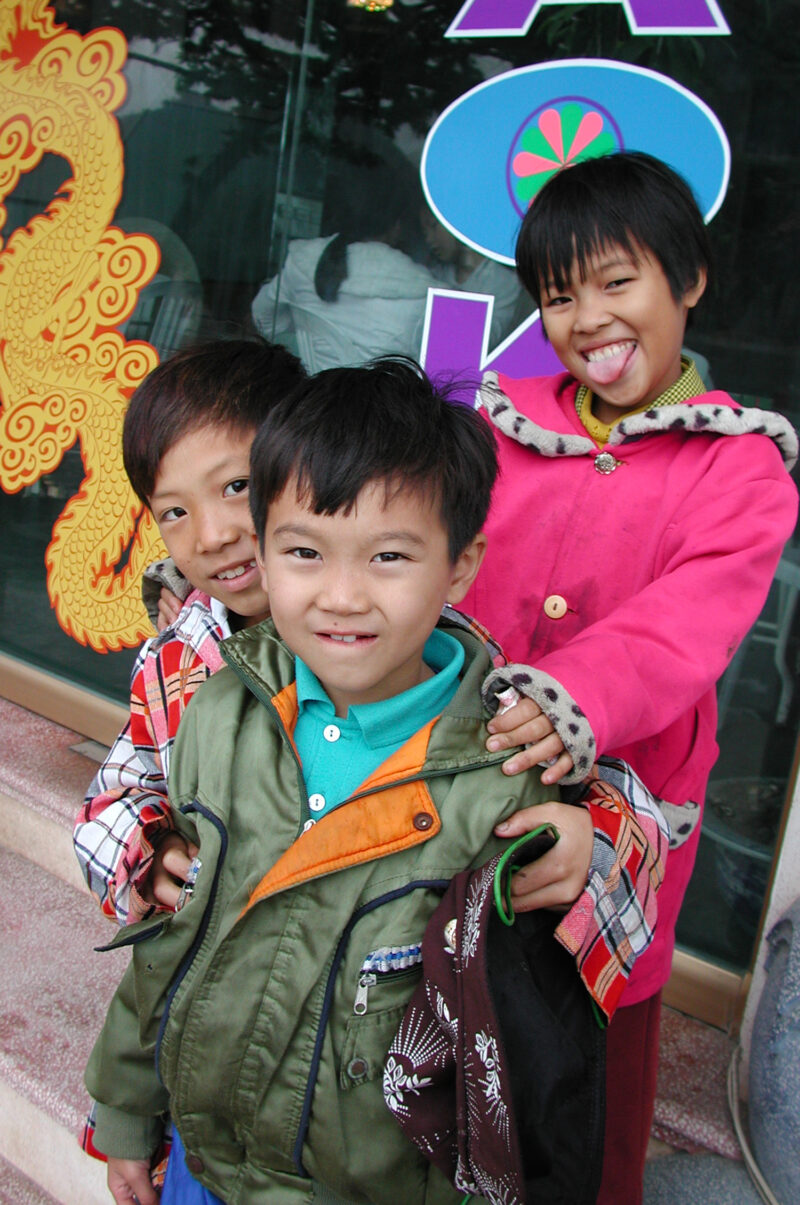 Children in Vietnam — Note: Taken with an early digital camera of a low res — Vietnam, children