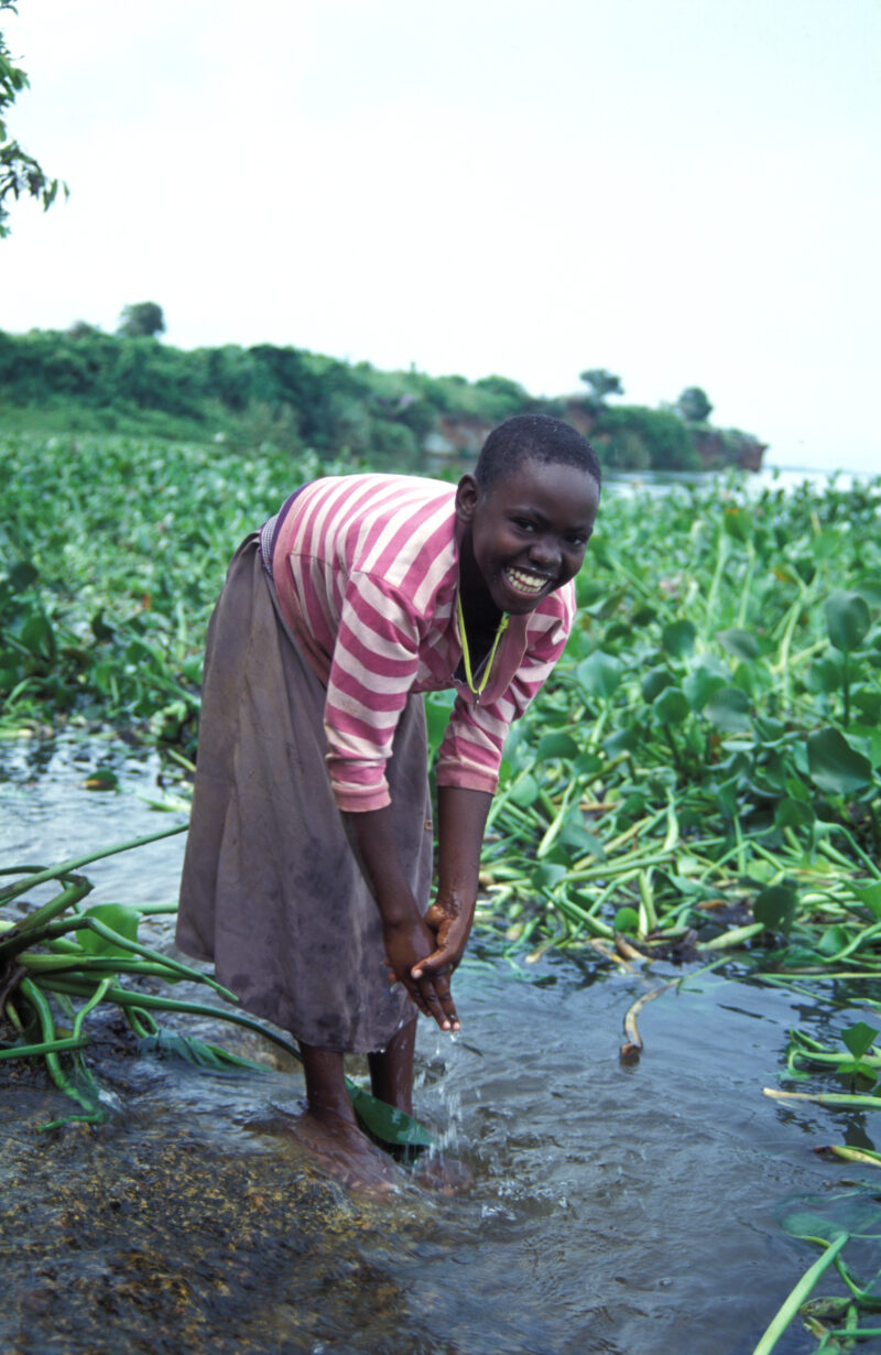Girl in Uganda — Orphan girl washes up on the shores of Lake Victoria in Uganda — Girl, Uganda, Orphan, washing up