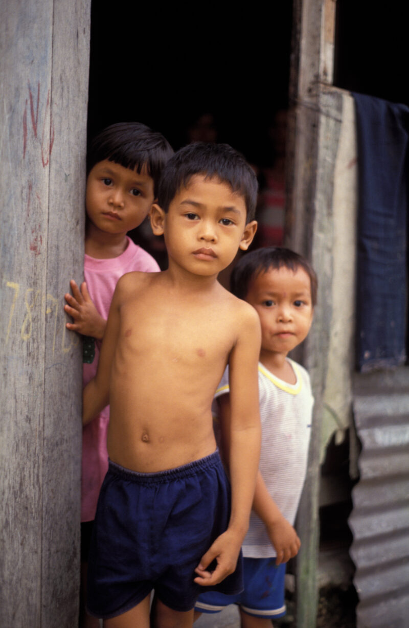 Children in Sarawak — Beautiful faces in the doorway of poverty in rural Sarawak. — Malaysia, Sarawak