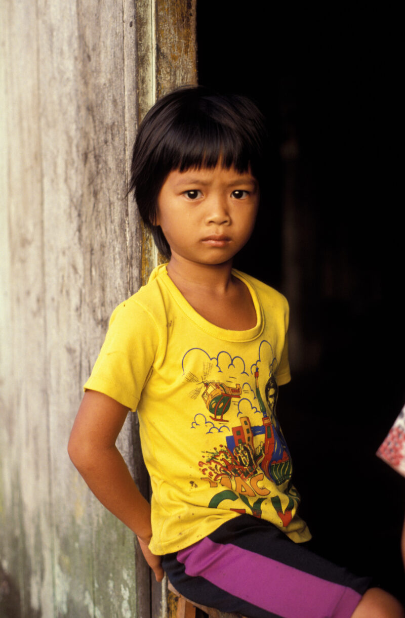 Children in Sarawak — Beautiful faces in the doorway of poverty in rural Sarawak. — Malaysia, Sarawak