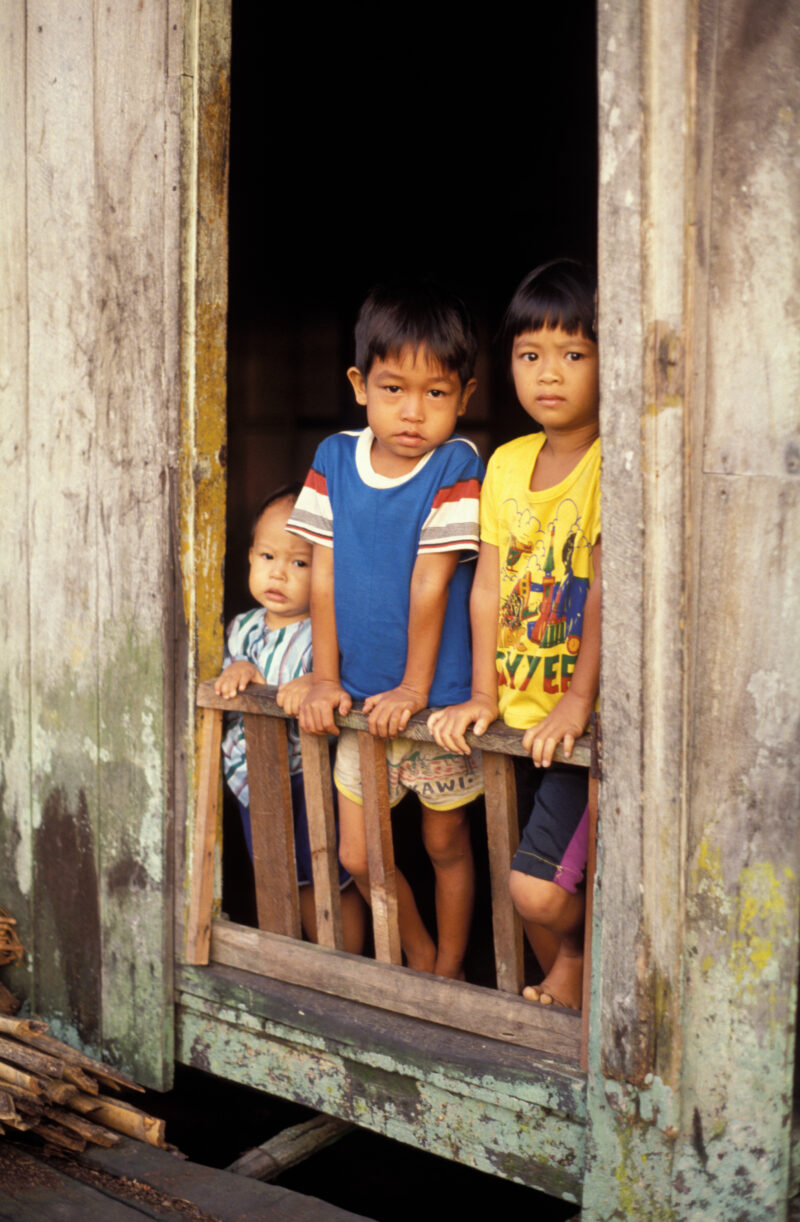 Children in Sarawak — Beautiful faces in the doorway of poverty in rural Sarawak. — Malaysia, Sarawak